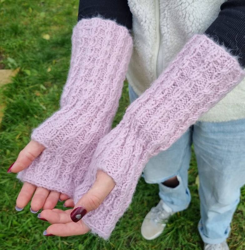 Lange pulsvanter med fletter (lyserosa)